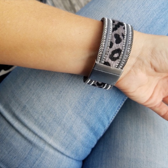 🎈SALE🎈 Faux fur animal print rhinestone bracelet - Picture 3 of 7